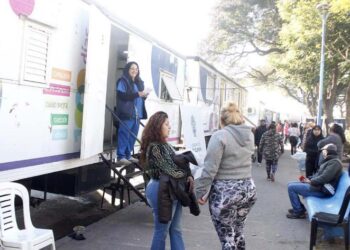 El Hospital Móvil acerca atención integral a los vecinos en Plaza Lola Mora