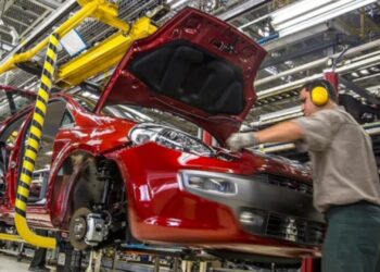 La industria automotriz sigue en baja: la producción cayó 18,3% en el primer semestre