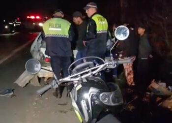 Terrible final de un motociclista en la ruta 301: chocó contra un auto y fue embestido por un camión cañero