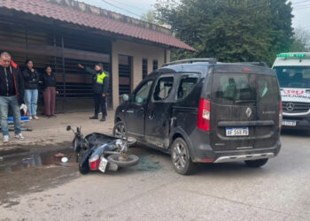 Un choque entre una camioneta y una moto en Lastenia terminó con dos jóvenes seriamente heridos