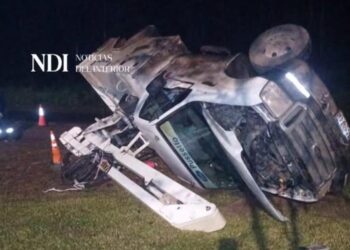 Milagro en la Ruta 304: una camioneta volcó en Las Palomitas y sus dos ocupantes resultaron ilesos