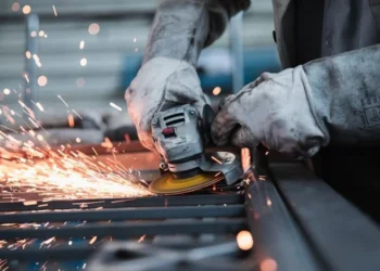 La actividad metalúrgica cayó 4,4% en julio y el sector advierte por un “piso históricamente bajo”