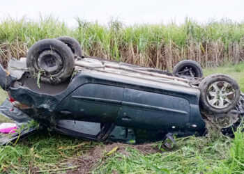 Una conductora santiagueña perdió el control del auto y terminó volcando en un cañaveral de Leales