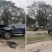 Una camioneta chocó contra un árbol y un poste en avenida Belgrano al 4.000