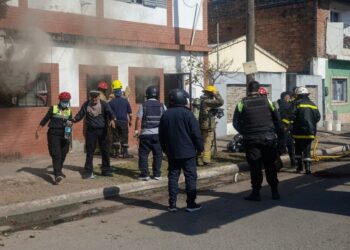 Incendio en Banda del Río Salí: cuatro personas fueron hospitalizadas por inhalar monóxido de carbono