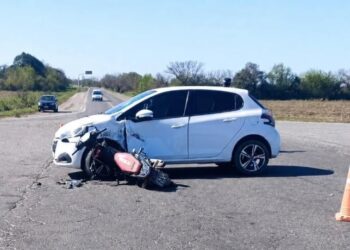 Una mujer murió tras chocar en moto contra un auto en el sur de Tucumán