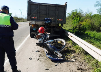 Milagro en la Ruta 38: se tiraron de la moto en movimiento segundos antes de ser aplastados por un camión