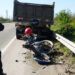 Milagro en la Ruta 38: se tiraron de la moto en movimiento segundos antes de ser aplastados por un camión