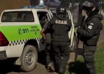 Redujeron con una pistola Taser a un hombre armado con un cuchillo durante un episodio de violencia familiar