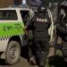 Redujeron con una pistola Taser a un hombre armado con un cuchillo durante un episodio de violencia familiar