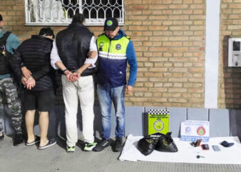 Persiguen y detienen a dos hombres con casi un kilo de flores de marihuana a bordo de una camioneta VW Amarok