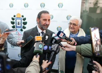 Fernando Juri recibió al Arzobispo de Tucumán y entregó un rosario destinado al Papa León XIV