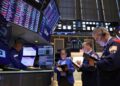 Fuerte caída de acciones y bonos argentinos: el riesgo país subió a 421 puntos
