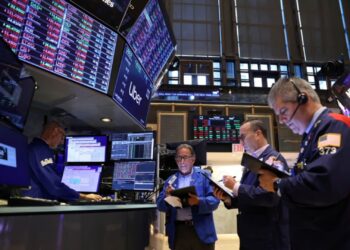 Fuerte caída de acciones y bonos argentinos: el riesgo país subió a 421 puntos