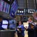 Fuerte caída de acciones y bonos argentinos: el riesgo país subió a 421 puntos