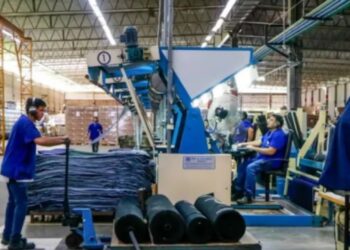 La industria creció 0,7% interanual en julio, pero cayó 0,4% frente a junio