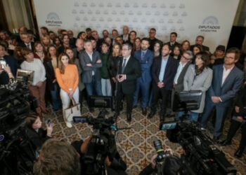 La oposición ensaya una unidad en el Congreso y busca consolidar un frente contra Milei