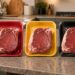 ¿Qué significa el color de las bandejas de carne en el supermercado?