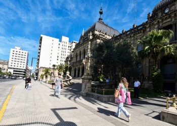 Se espera un domingo sofocante y hay alerta por tormentas para el lunes