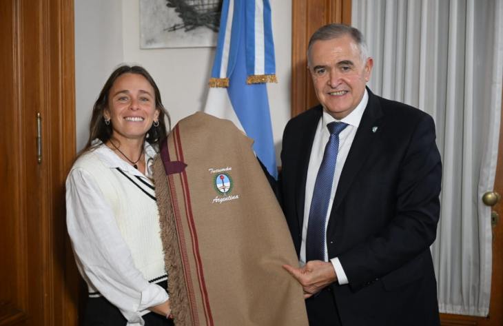 Jaldo recibió a Victoria Sauze, la primera tucumana campeona del mundo con Las Leonas