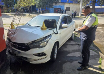 Persecución policial en La Bombilla: huyó hasta chocar contra una columna y hallaron una arma oculta en el auto