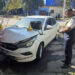 Persecución policial en La Bombilla: huyó hasta chocar contra una columna y hallaron una arma oculta en el auto