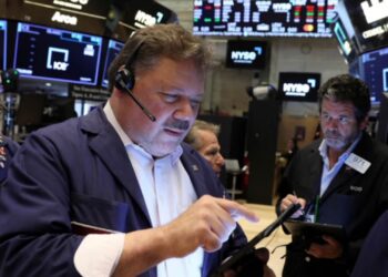 El riesgo país volvió a bajar y cerró la semana por debajo de los 500 puntos