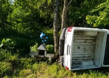 Iba a buscar a su hija a la escuela y sufrió un choque y vuelco en la ruta 308: hay tres heridos