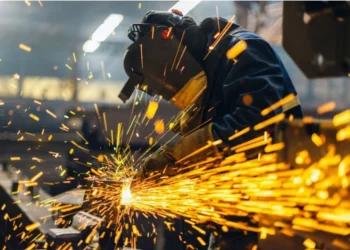 La industria cayó 3,4% interanual en septiembre y acumula una baja del 2,8% en 2026