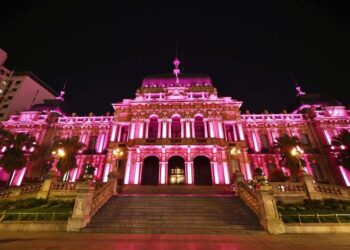 La Casa de Gobierno se iluminó de rosa para concientizar sobre el cáncer de mama